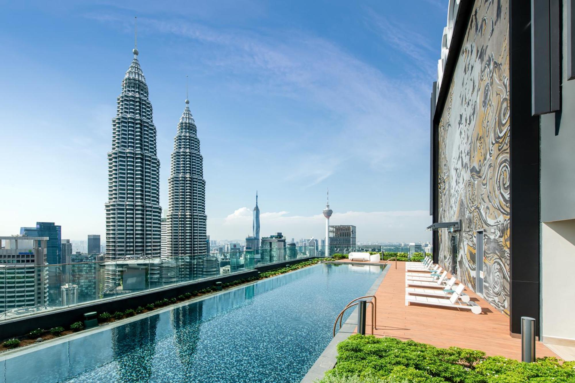 Отель Ascott Star Klcc Куала-Лумпур Экстерьер фото The pool at the 50th floor of the hotel